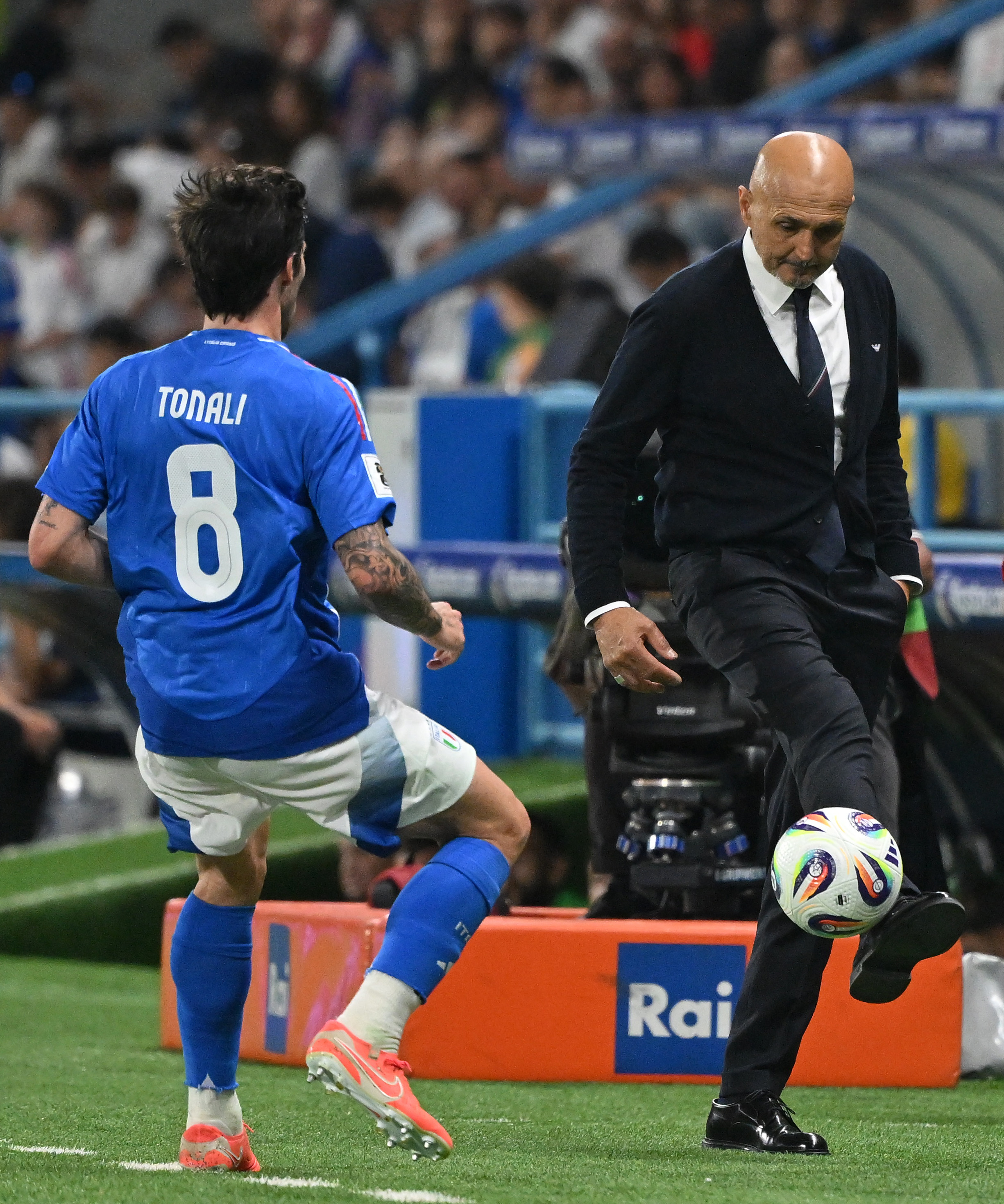 开云-包含意大利队实力雄厚备战欧洲预选赛意大利风光无限，全场震撼的词条