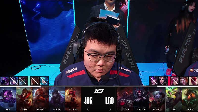 LGD力克FLY，Ruler极限生还后反打宿敌对决半决赛，技惊四座