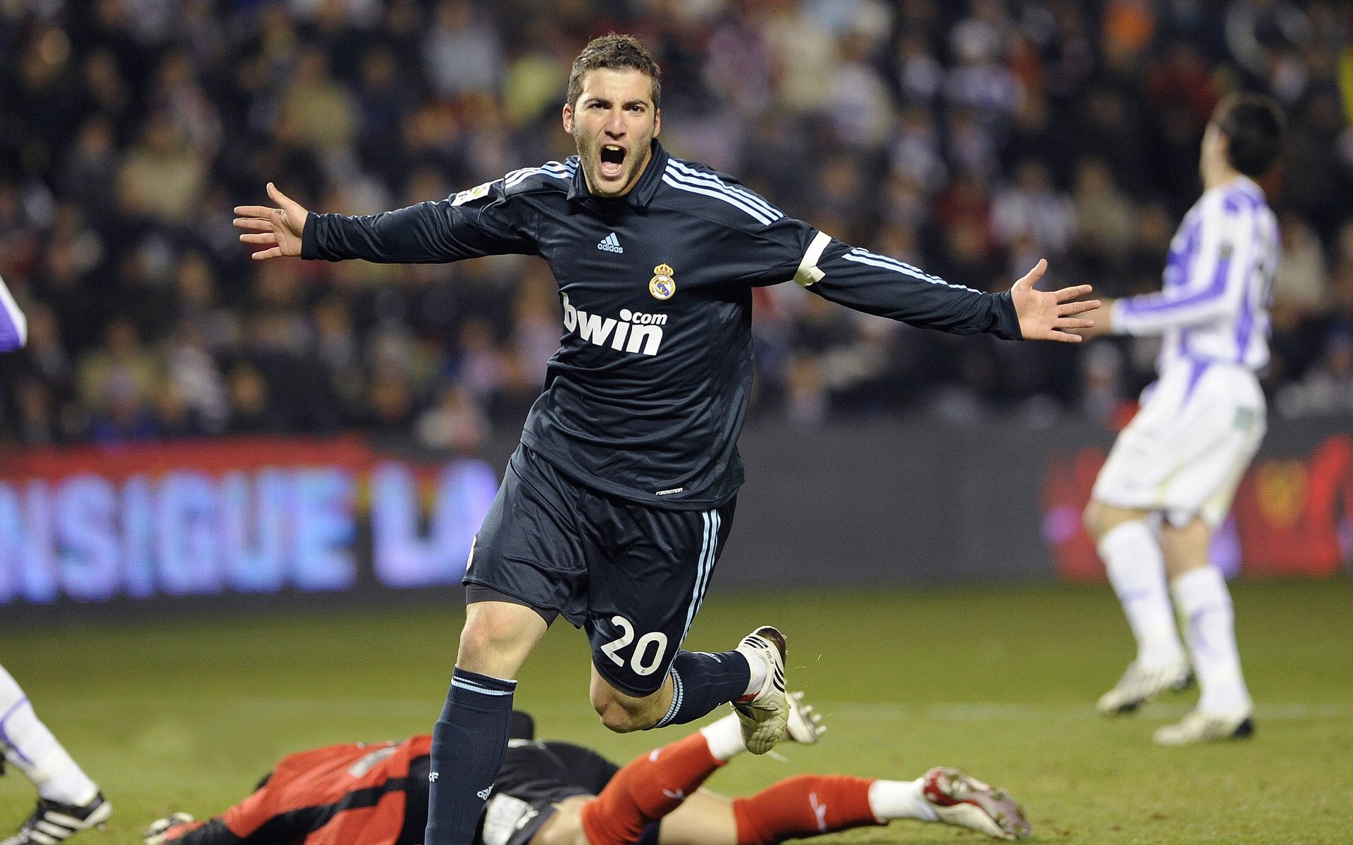 当绿军铁蹄踏碎紫金梦，伦纳德却在世界杯奏响孤勇者之歌