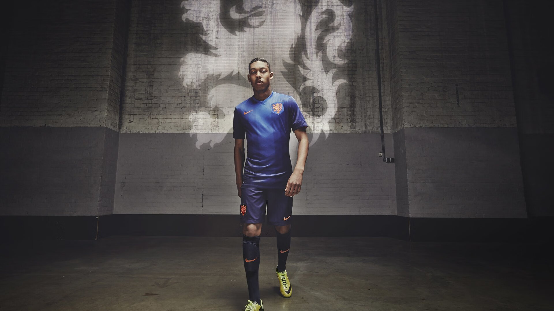 开云体育中国-足球世界双线狂飙，阿尔及利亚国家队震撼表演，劳塔罗欧冠半决赛封神